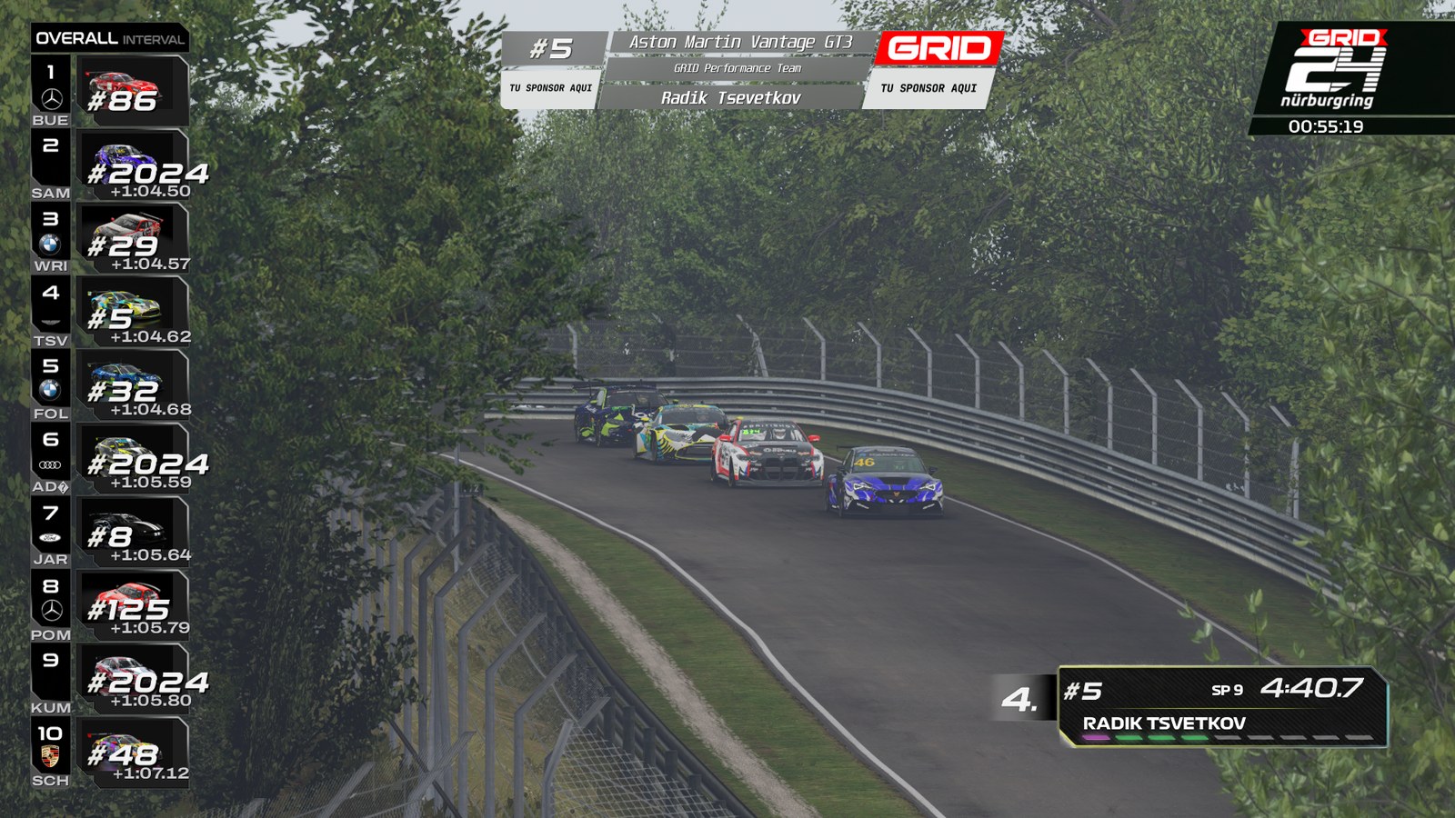 Overlay de transmisión oficial GRID — espacios disponibles para sponsors en leaderboard, banners de piloto y placas en pantalla