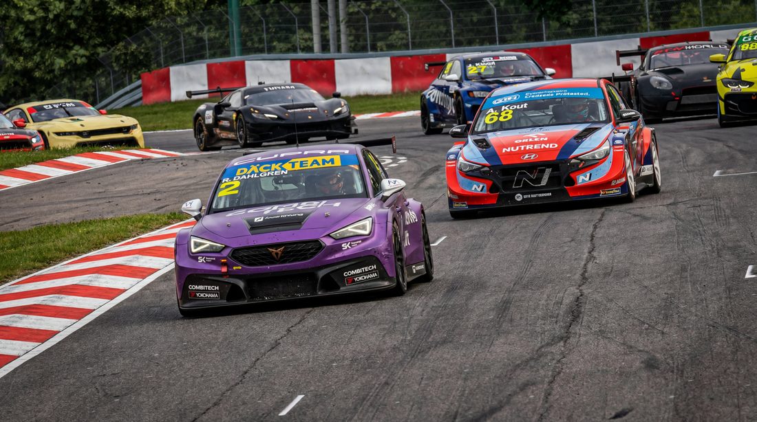 TCR Cupra y Hyundai en pista